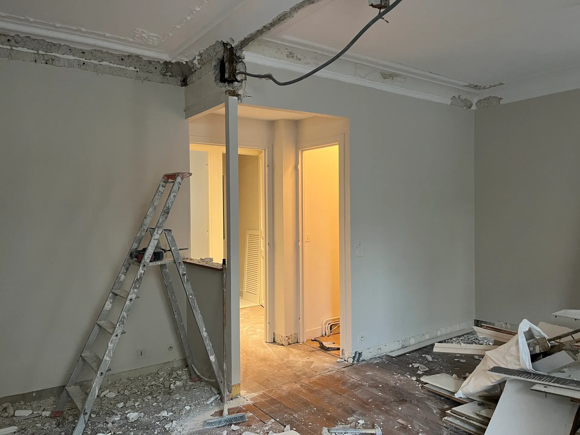 Démolition en cours d'un appartement à Notre-Dame-des-Champs